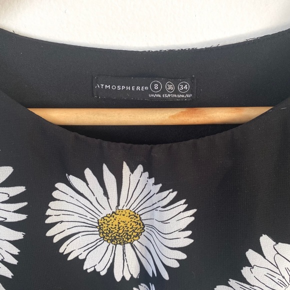 Black floral dress 🖤🌼 - Picture 3 of 4